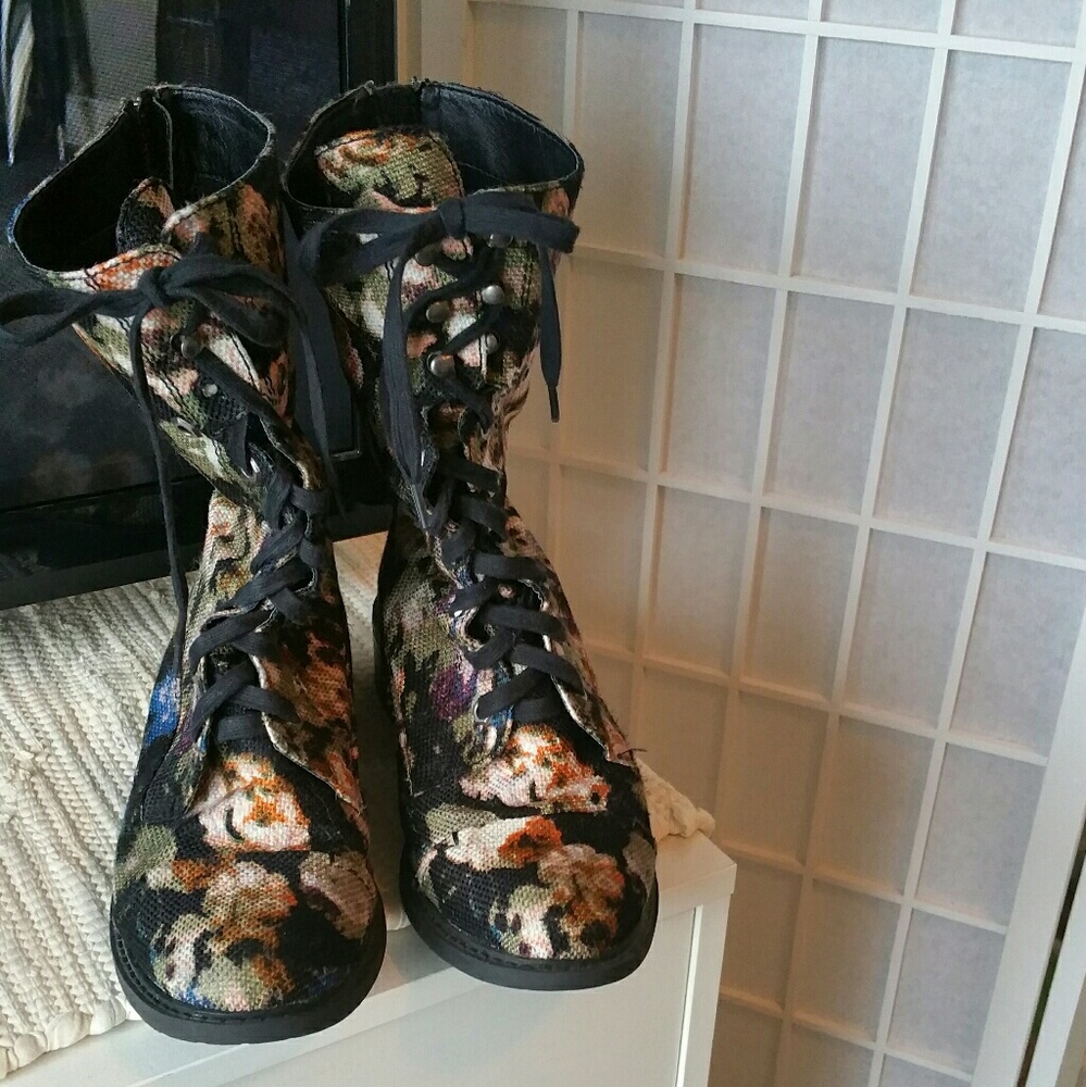Amazing, canvas, floral combat boots